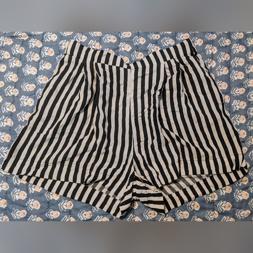 H&M High Waist Black and White Striped Beachy Coverup Shorts sz 8